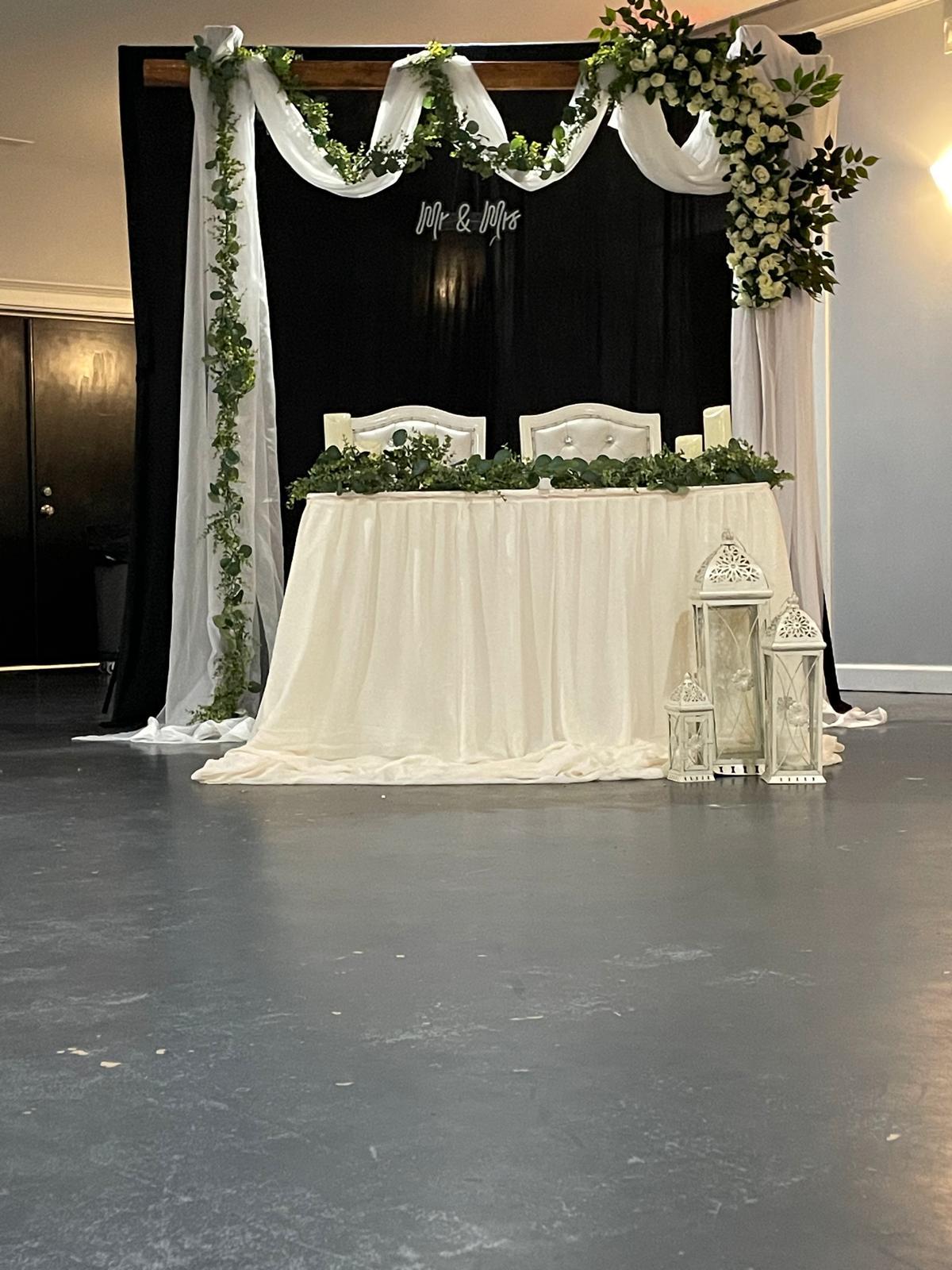 Decorated honor table with floral runner and candles