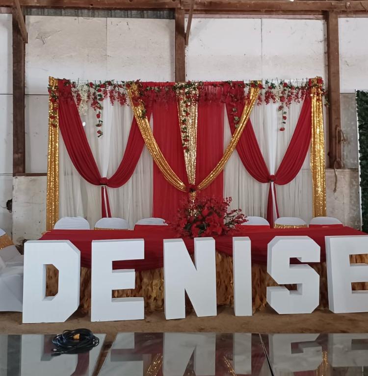 Quinceañera honor table with name marquee letters