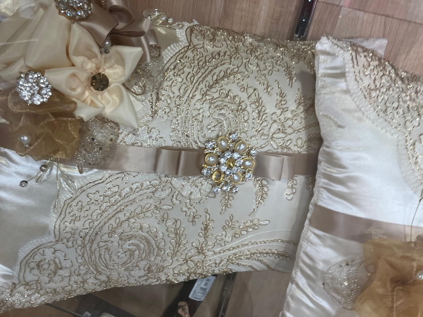 Elegant wedding floral arrangement